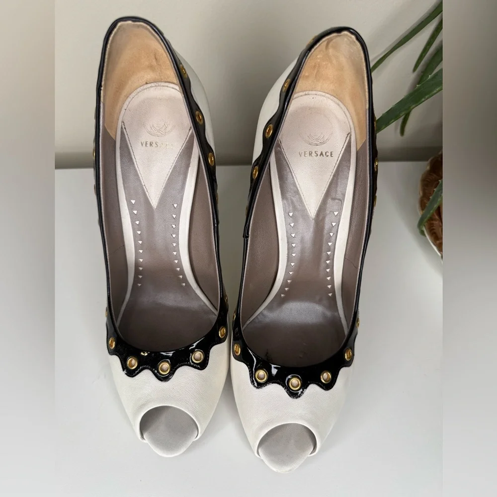 Versace White Nappa Leather Peep Toe Heels 39 Black Patent Gold Pumps DSL531R - Picture 7 of 15